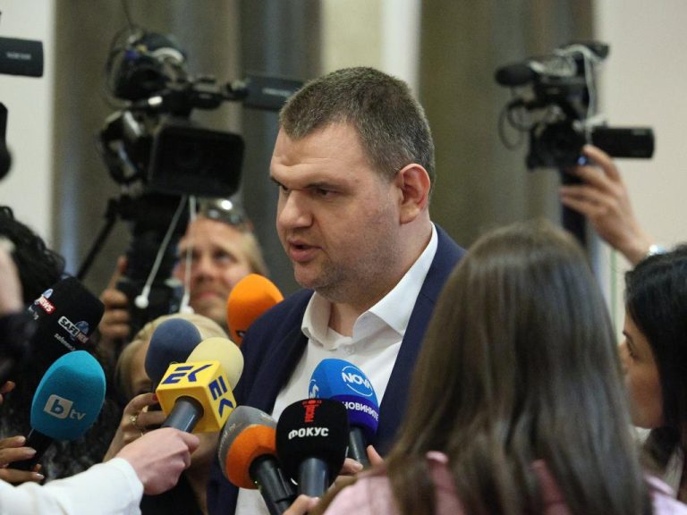 Делян Пеевски дава изявление пред журналисти в Народното събрание относно политическата манипулация на трагичен инцидент
