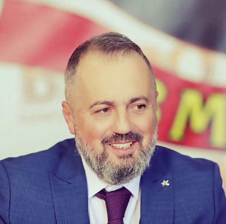 Лупчо Георгиевски говори по време на интервю относно отлагането на протеста пред посолството на Република Северна Македония в София, изразявайки съпричастност към трагедията в Кочани