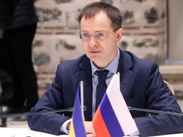 Владимир Медински по време на мирни преговори